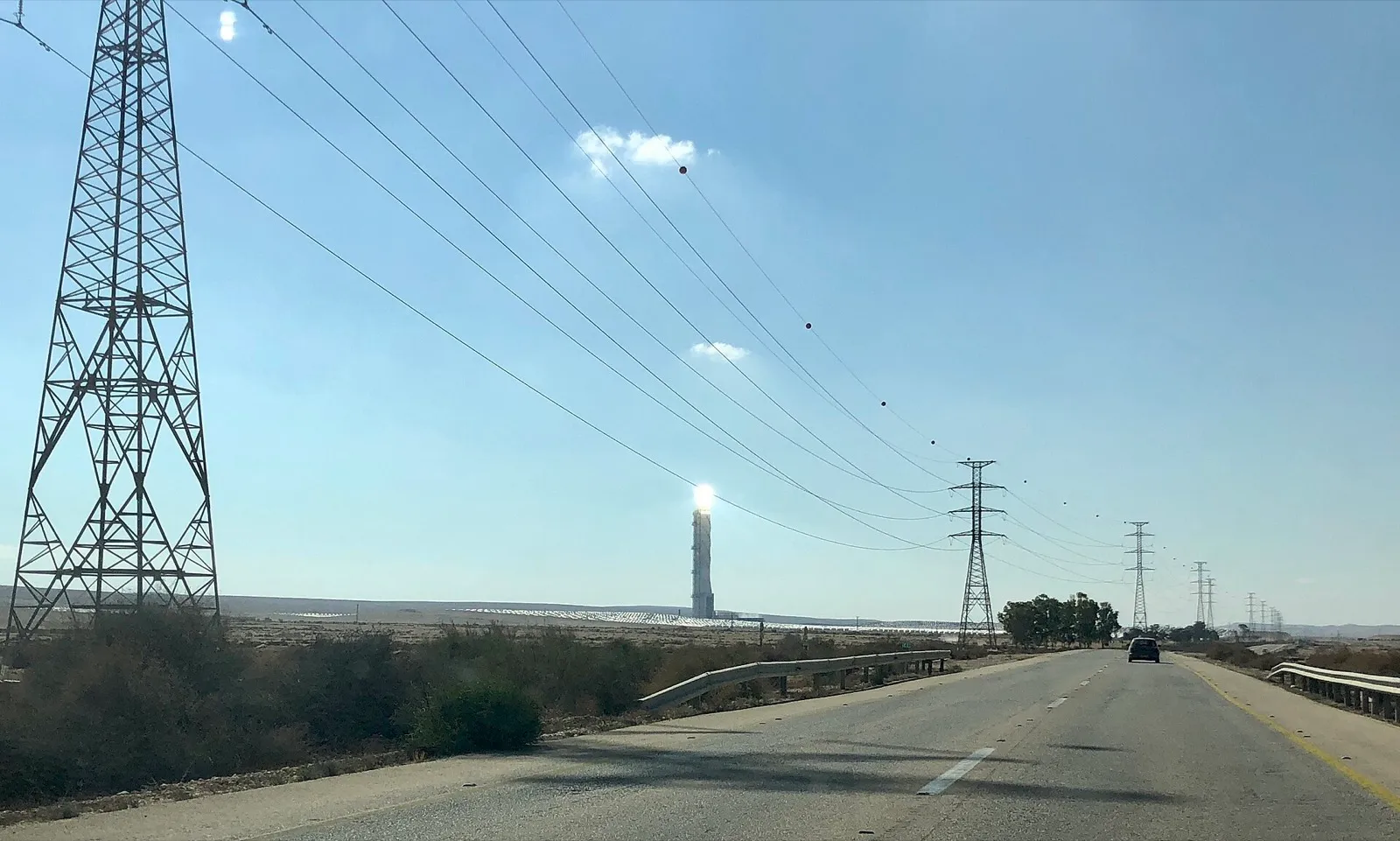 מגדל השמש של תחנת הכוח אשלים, כפי שהוא נראה מהכביש