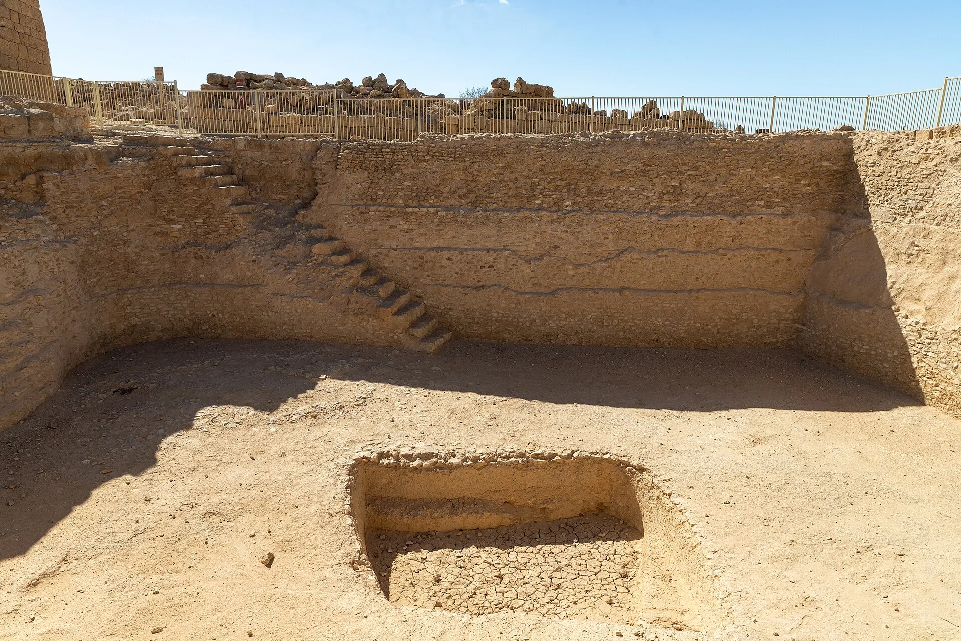 בריכת המים שנחפרה בשבטה, עם קירות אבן ומדרגות שיורדות אל הקרקעית