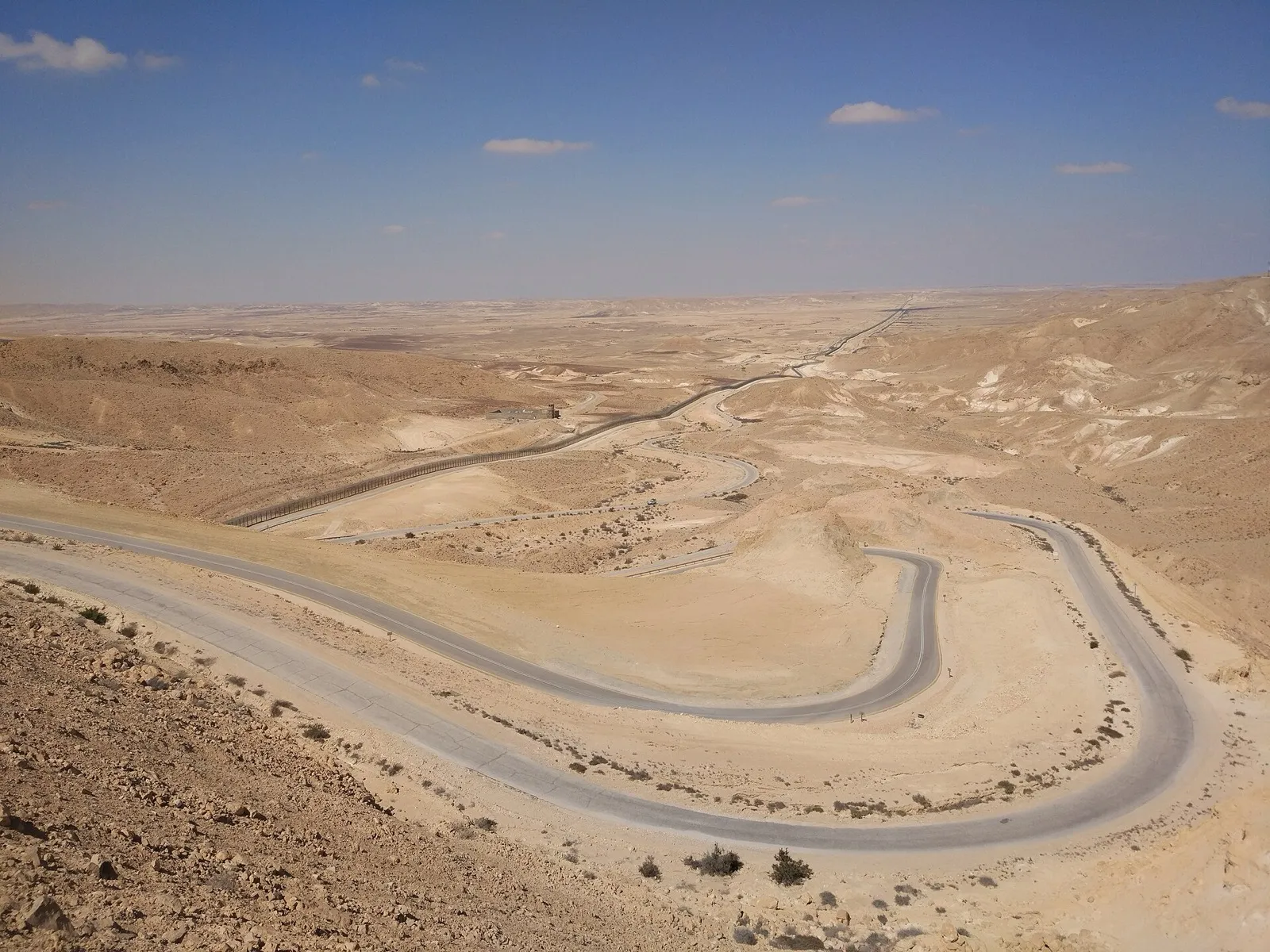 כביש 10 במבט צפונה ממצפה קדש ברנע; הכביש השמאלי הוא ציר הביטחון הצבאי