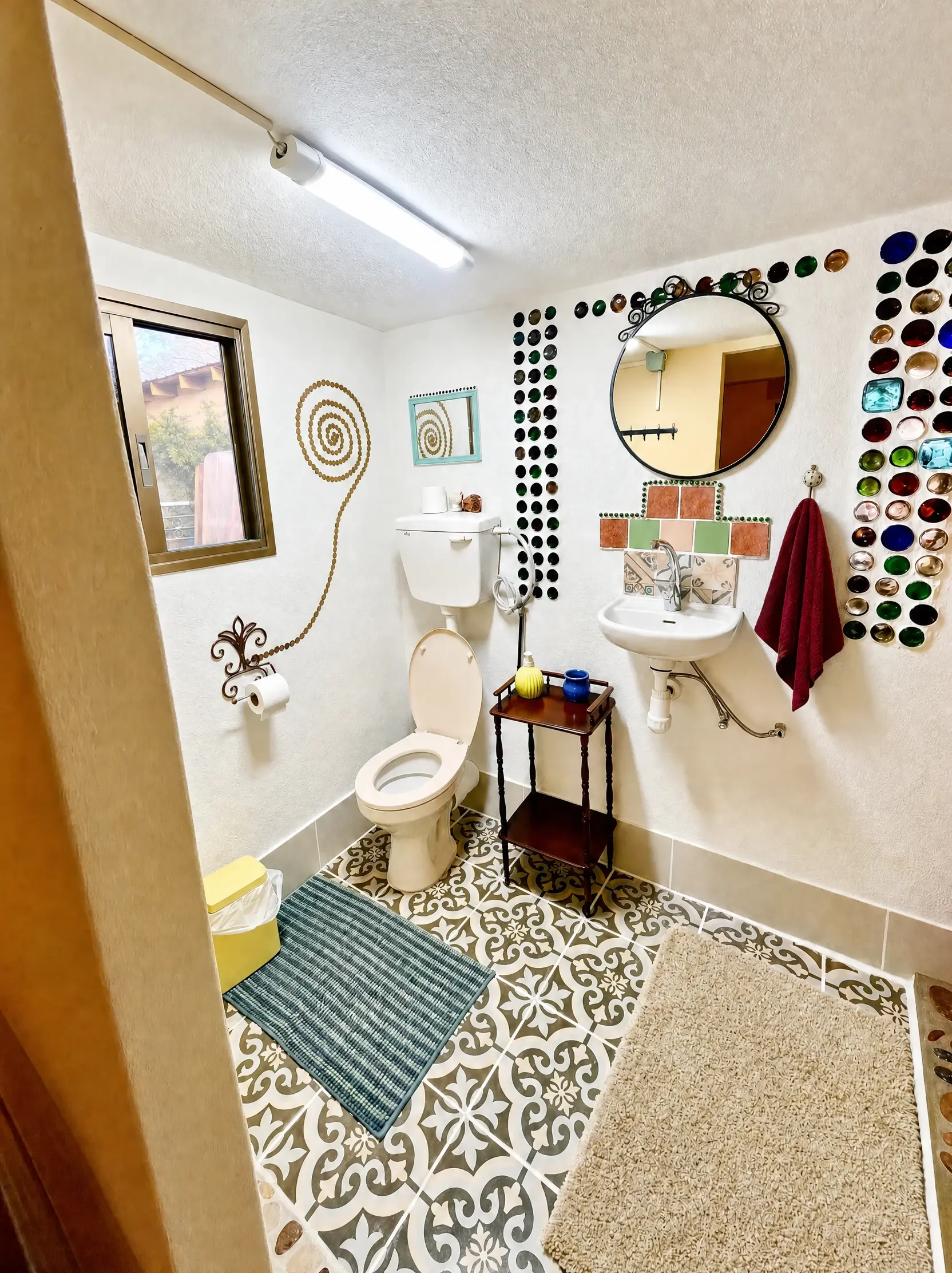 The Raz bathroom: a toilet, a sink and a spiral on the wall