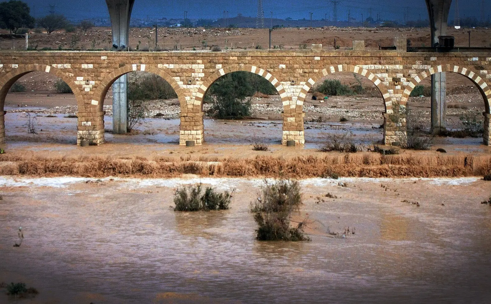 שיטפון מתחת לגשר הרכבת הטורקי בבאר שבע, 18 בינואר 2010