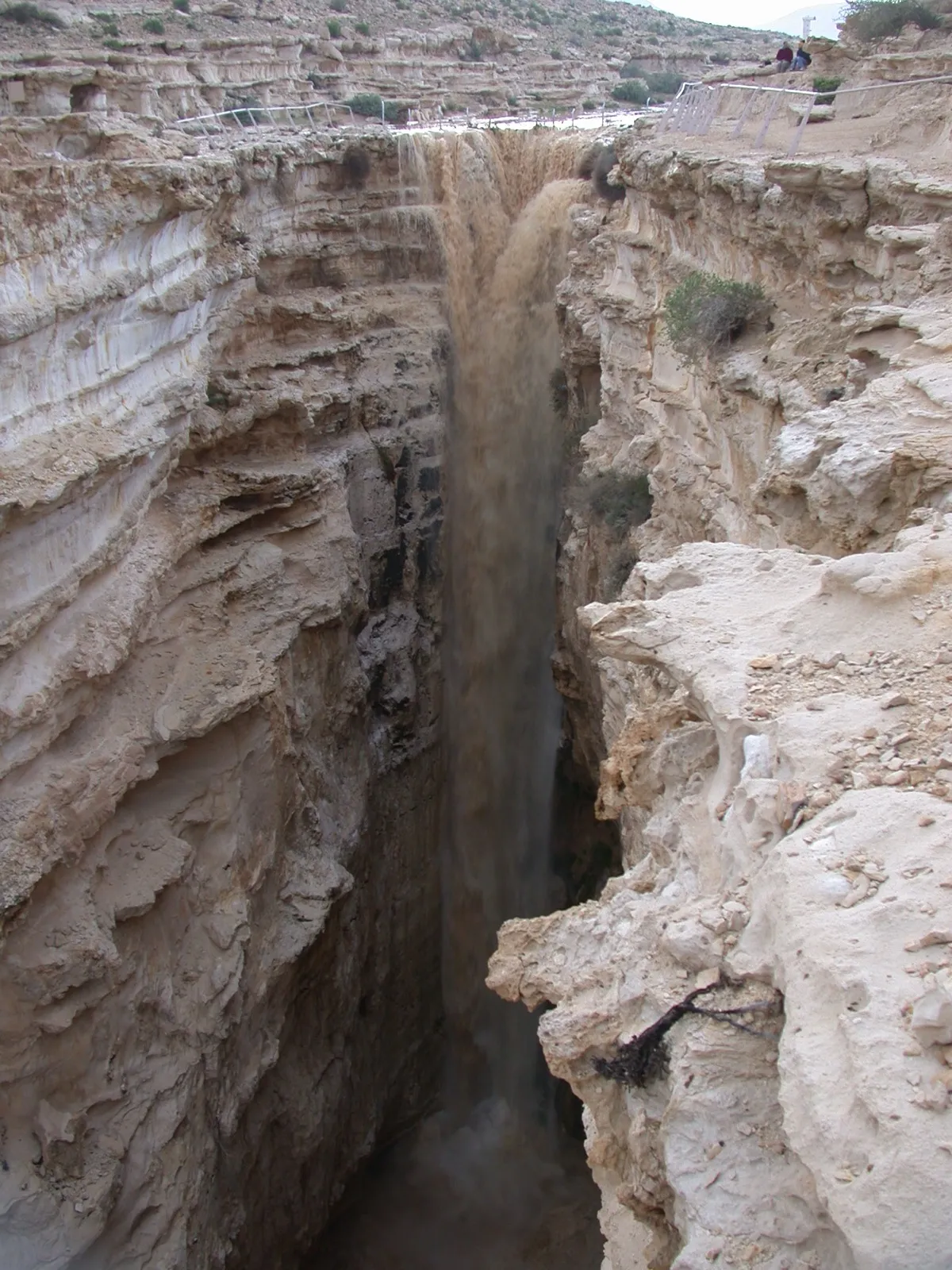 שיטפון יורד במפל אל קניון עין עבדת, מרץ 2007